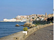 Il lungomare nei pressi della casa