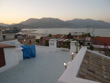 L'ampio terrazzo di copertura con splendida vista sul golfo e i Monti Aurunci
