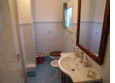 Il bagno con finestra completo di comoda doccia 
